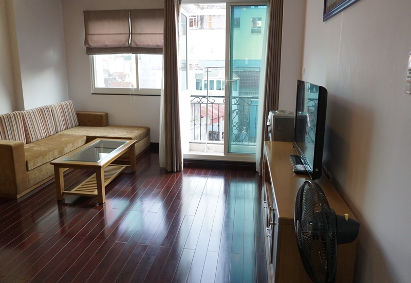 Balcony 01 bedroom apartment for rent in Tran Quoc Toan, Hoan Kiem