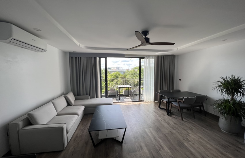 Balcony apartment for rent with 01 bedroom in Au Co, Tay Ho