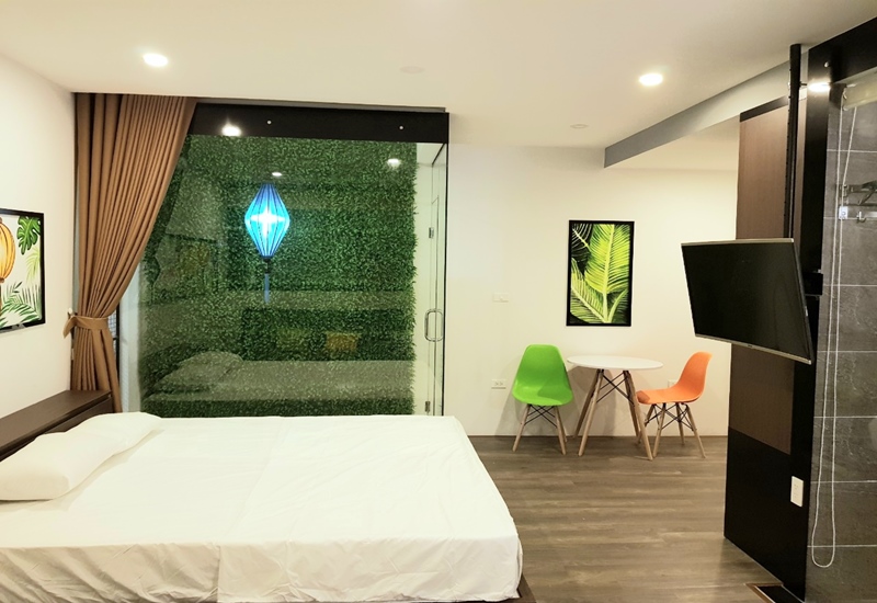 Balcony studio for rent with 01 bedroom in Lac Long Quan, Tay Ho